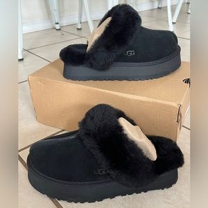 UGG Slippers
W DISQUETTE, Size 7
